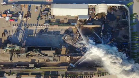 Der Großbrand im Trierer Hafen Ende April 2025 wurde laut Polizei durch mehrere falsch entsorgte Lithium‑Ionen‑Akkus ausgelöst.