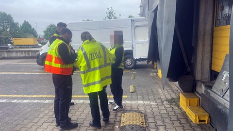 Zollbeamte kontrollieren in Trier eine junge Frau aus Osteuropa. Durch Schwarzarbeit entstehen jährlich Millionenschäden. 