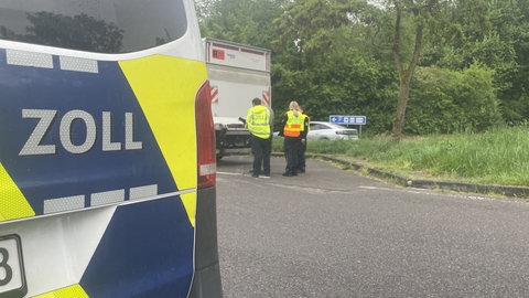Beamte des Zolls nehmen die Personalien eines Lkw-Fahres auf. Ob die Angaben stimmen, überprüfen die Beamten später im Büro.