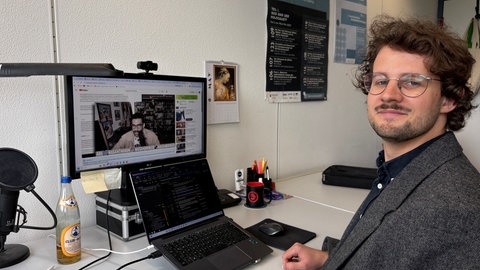 Marc Seul sucht im Rahmen des Forschungsprojekts DAYVid der Uni Trier nach antisemitischen Inhalten auf YouTube.