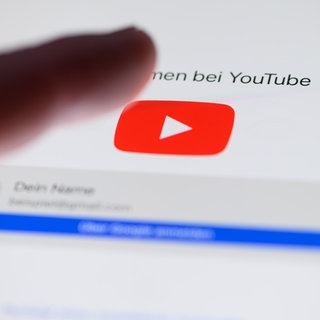 Auch auf der Videoplattform YouTube beobachten Forscher Universität Trier immer mehr antisemitische Inhalte.