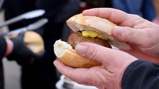 Dreister Tankstellen-Räuber in Lautzenhausen erbeutet Frikadellenbrötchen mit Waffe. 