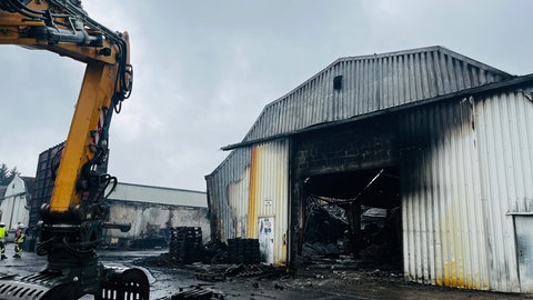 Beim Einsatz an der Brandstelle kommt schweres Gerät zum Einsatz