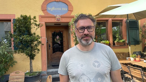 Der Winzer Jan Klein betreibt das Weingut "Staffelter Hof". In seinem Hof und in seiner Scheune kann mit dem Laptop gearbeitet werden. 