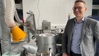 Michael Wahl ist stolz auf die neue Anlage am Umwelcampus Birkenfeld. Sie ist in der Lage, aus Metallabfällen ein Pulver für den 3-D-Drucker herzustellen. 