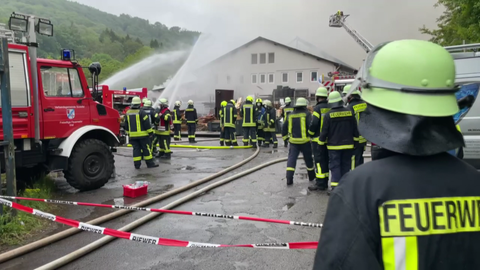 Etwa 160 Feuerwehrleute sind am Mittwoch im Einsatz, um die Flammen im Handwerkerzentrum in Bollendorf zu löschen.