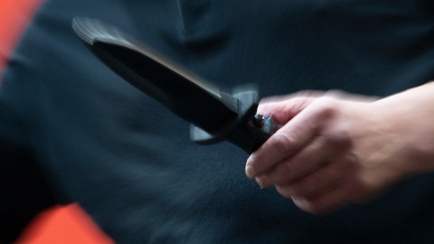 Ein 21-Jähriger aus der Eifel muss sich in Trier wegen versuchten Mordes vor Gericht verantworten. Er hatte seinen Bekannten im September 2025 mit zwei Messerstichen schwer verletzt.