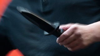 Ein 21-Jähriger aus der Eifel muss sich in Trier wegen versuchten Mordes vor Gericht verantworten. Er hatte seinen Bekannten im September 2025 mit zwei Messerstichen schwer verletzt.