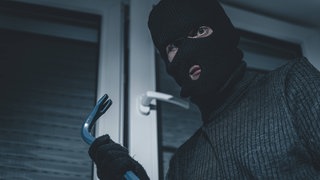 Drei drei maskierte und dunkel gekleidete Täter brachen in ein Wohn- und Geschäftshaus in Igel ein und verletzten eine Frau schwer. Die Polizei sucht Zeugen. 