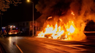 In Idar-Oberstein haben in der Hauptstraße am Mittwochabend sechs Autos gebrannt.
