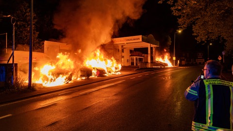 Großer Brand in Idar-Oberstein: Die Autos standen lichterloh in Flammen.