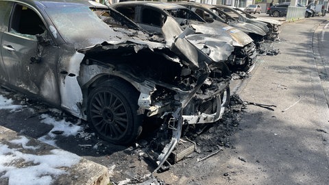 Stunden nach dem Feuer: Von den Autos, die in Idar-Oberstein gebrannt haben, ist nicht mehr viel übrig. 