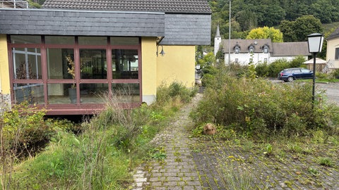 Das Hotel in Gerolstein-Michelbach steht seit Jahren leer. Unkraut wuchert am Gelände.