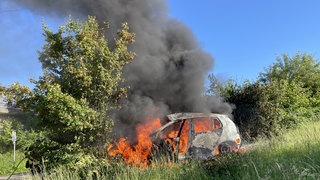 Pkw steht nach Unfall in Flammen.