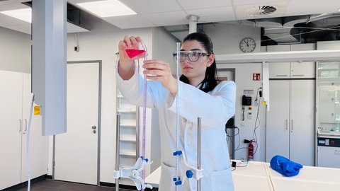 Debora Thanaraku fügt einen roten Farbstoff hinzu, der Insulin nachahmen soll.
