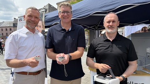Dr. Thomas Ellwart von der Universität Trier, Dr. Jörn Patzak Leiter der JVA Wittlich und Dr. Georg Rock von der Hochschule Trier freuen sich darauf die virtuelle Gefängniszelle auszuprobieren.