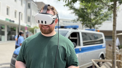 Informatikstudent Marvin Rößner zeigt, wie die viertuelle Gefängniszelle funktioniert.