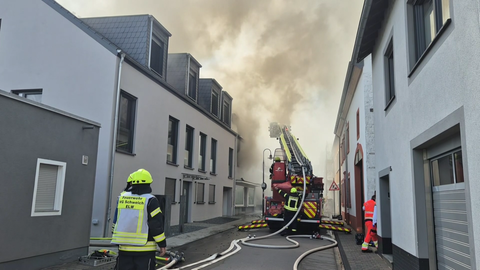 In Schweich brennt ein Haus. Anwohner werden gebeten, Fenster geschlossen zu halten.