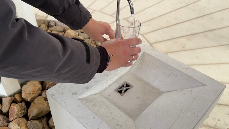 Im Quellpavillion können sich Besucher frisches Mineralwasser kostenlos aus einem Brunnen zapfen.