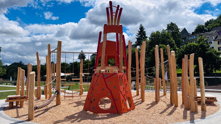 Ein Spiel- und Kletterplatz, ein besonderes Highlight für Kinder im Park.