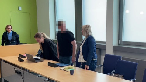 Das Landgericht Trier hat einen Mann wegen Betrugs im Prozess zu Schockanrufen zu einer Haftstrafe verurteilt.