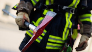 Die Feuerwehr hat in Prüm in der Eifel eine Kleinkind aus einem Auto befreut. Laut Polizei blieb das Kind unverletzt. 