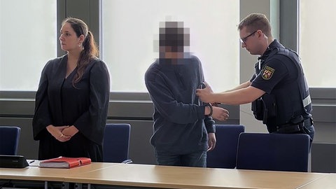 21-jähriger Messerangreifer freigespochen. Wegen einer psychischen Krankheit wird er auf unbestimmte Zeit in die Psychiatrie eingewiesen.