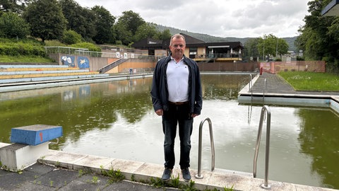 Warum das Freibad in Bollendorf keine Zukunft hat: Ortsbürgermeister Robert Steimetz kennt das Freibad seit seiner Eröffnung. 