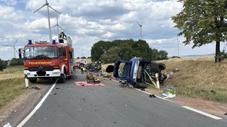 Bei Heckhuscheid (Eifelkreis Bitburg-Prüm) sind bei einem Unfall auf einer Landstraße fünf Menschen verletzt worden. Ein zehnjähriges Mädchen schwebt in Lebensgefahr.