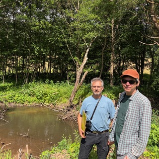 Dr. Thomas Iserloh von der Unteren Naturschutzbehörde Kreis Trier-Saarburg und der physische Geologe Dr. Manuel Seeger sind stolz auf ihr Vorzeige-Hochwasserschutzprojekt.