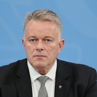 "Die Tat in Trier ist entsetzlich. Ein junger Student wurde brutal und viel zu früh aus dem Leben gerissen", sagte der rheinland-pfälzische Ministerpräsident Gordon Schnieder (CDU).