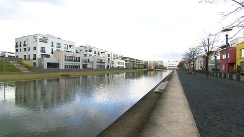 Der Petrisberg gilt in Trier als ruhiges und familienfreundliches Wohnviertel. Das Wasserband auf dem Petrisberg wurde für die Landesgartenschau 2004 angelegt.
