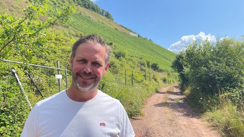 Tobias Treis hat schon als Kind im Sorentberg gearbeitet - damals für das elterliche Weingut. Nachdem sich irgendwann alle Winzer von dort verabschiedet hatten, hat er den Weinberg wieder neu entdeckt. 