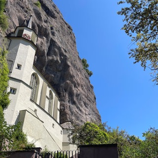 Die Felsenkirche in Idar-Oberstein bei strahlend blauen Himmel.