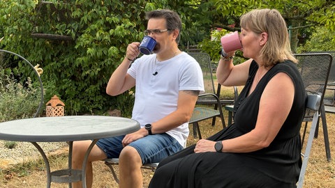 Marita und Peter Geltz trinken im Kaffee Garten - das geht mit seiner Krankheit MECFS meistens noch gut.