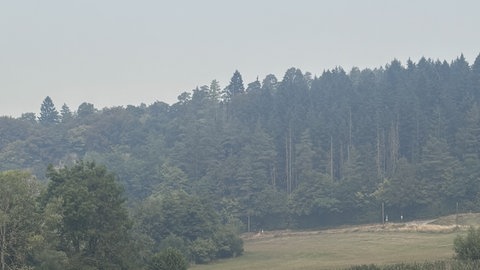 In der Nähe der Nohner Mühle hängt eine Rauchwolke in der Luft. 