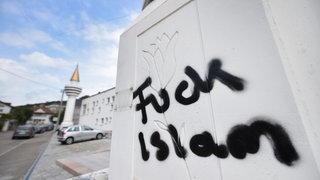 Die islamfeindliche Parole «Fuck Islam» steht auf einem Minarett der Ditib-Moschee.