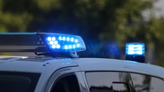Blaulicht an Polizeiauto in Trier in der Dämmerung
