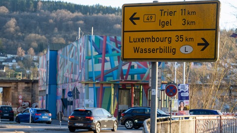 Straßenschilder mit Anzeige Trier, Luxemburg, Wasserbillig