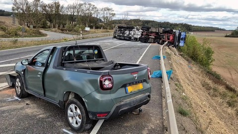 Nach einem schweren Unfall ist die B51 bei Hohensonne gesperrt. Nach Angaben der Polizei gibt es zwei Schwerverletzte.
