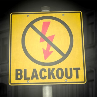 Ein Gefahrenschild in gelb mit der Aufschrift Blackout - was bei einem großflächigen Stromausfall passiert, wird jetzt in Trier bei einer Übung getestet.
