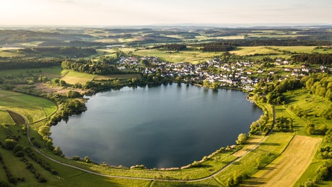 Blick von oben auf das Schalkenmehrener Maar.