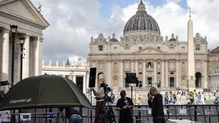 Ein Kamerteam vor dem Petersdom in Rom.