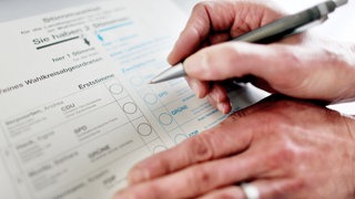 Jeder hat auf dem Wahlzettel zwei Stimmen: Die Zweitstimme ist dabei die Wichtigere – mit ihr wählt man eine Partei und bestimmt so, wie viele Sitze sie im Bundestag bekommt. 