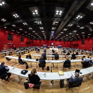Am 14. März 2021 ist die Landtagswahl in Rheinland-Pfalz - unter Corona-Bedingungen: Wegen der Abstandsregeln in der Pandemie tagten die Abgeordneten in der Rheingoldhalle