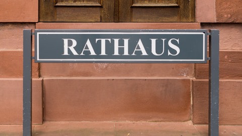 Ein Schild mit der Aufschrift "Rathaus".