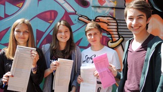 Jungwähler präsentieren ihre Wahlunterlagen