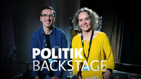 SWR1-Moderatorin Claudia Deeg und Frederik Merx, Reporter bei SWR Aktuell Fernsehen stellen die Fragen bei Politik backstage. 