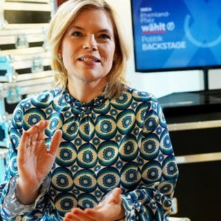 Julia Klöckner (CDU) bei Politik Backstage: Abschiebegesetze verschärfen 