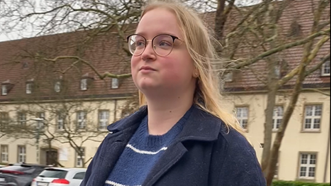 Studentin Tabea auf dem Campus der Universität Mainz.